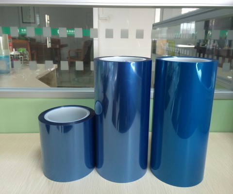 PE?；つ? />
</p>
<p>
	　　一、PE保护膜产品虽然可以有效剥离但在型材表面残存有?；つけ硐肿盅?。
</p>
<p>
	　　这个问题在一些低等级的PE保护膜产品上经常出现，这是因为?；つぴ谟氡槐；ば筒闹浣薪岷系氖焙颍鲇醒艄馑莸群鲜实幕肪常⑸囊恢只献饔?，这种化合作用目前还没有好的方法可以避免，因为它的再现没有有规律可寻。
</p>
<p>
	　　二、PE?；つげ钒肜?，在产品安装完毕进行剥离时，PE?；つの薹ㄓ行О搿?
</p>
<p>
	　　究其原因有两种可能性，一是PE?；つげ匪妹艚翰皇潜；つぷㄓ妹艚?，如果是这样的话，保护膜在粘贴的时候当然效果非常好，但在剥离时就会非常困难，这也是一些非法的保护膜产品生产厂家所产?；つさ某３鱿值奈侍?，还有一种可能性就是PE?；つつ复褂玫牟闹侍恚薹ǔ惺馨胧钡睦Γ诎胧背鱿侄狭严窒?，这是让用户非常头痛的问题。
</p>
<p>
	　　三、用户反映多的就是PE?；つげ返耐呀何侍?。
</p>
<p>
	　　当用户把型材安装施工完毕以后把PE保护膜从型材表面撕下来的时候，PE?；つけ硐值恼辰翰⒚挥兴孀疟；つ?，而是残留在了型材产品上，这是用户不愿意看到的，可能就是?；つげ酚玫难沽翰环瞎娑ǎ簿褪翘沉?，导致保护膜产品在被剥离时，外张力大于内阴力，而残留在了型材上。
</p>
<p>
	　　四、PE?；つび氡槐；げ分湔程焕喂獭?
</p>
<p>
	　　在运输和使用过程中出现脱落的现象，出现这种问题的原因跟上个问题恰恰相反，大的可能性就是PE?；つげ吩谏笔褂玫拿艚赫扯炔还唬褂幸桓隹赡苄跃褪怯没г诮刑５氖焙蛩褂玫难鼓；沽Σ还唬蚴切筒谋砻婷挥星褰喔删唬谢页净蛴推岬龋跋炝嗣艚旱恼程Ч?
</p>
<p>
	　　五、PE保护膜在使用一段时间以后中间表现良好，但两端翅起。
</p>
<p>
	　　出现这种现象的主要原因是PE保护膜在与所保护型材在粘贴过程中，其拉伸程度较大，在帖好以后，遇高温环境，出现了不必要的回缩现象。
</p>
<p>
	　　以上内容就和大家分享到这里，内容仅供大家参考!如果想要了解更多关于<a href=